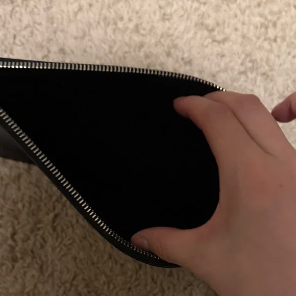 Saint Laurent Elegant Black Leather Pouch - Picture 3 of 7